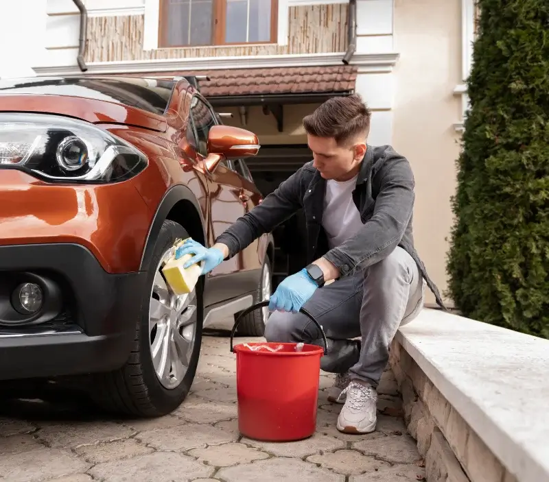 Lavage auto à domicile Mérilheu : professionnel intervenant sur un véhicule